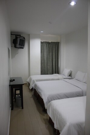 四人房 | 办公桌、隔音、免费 WiFi