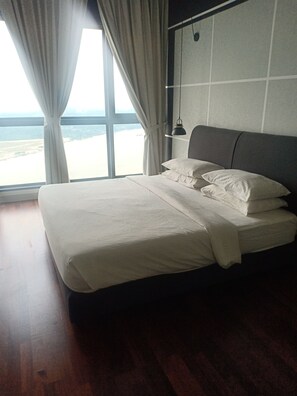 Premium bedding, desk, laptop workspace, iron/ironing board - Zoom Inn Boutique Hotel - Danga Bay, Johor Bahru (Johor Bahru)