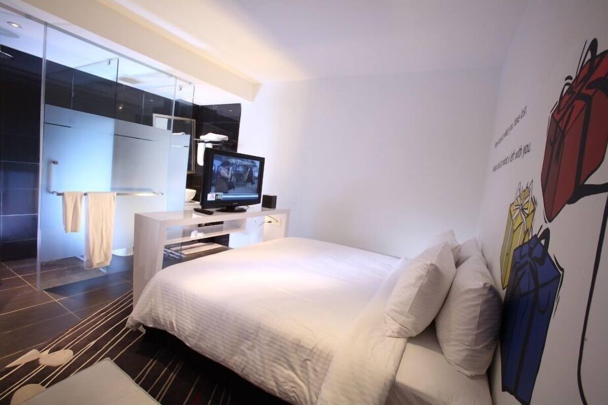 ห้องเอ็กเซกคิวทีฟดับเบิล, เตียงควีนไซส์ 1 เตียง, ไม่มีหน้าต่าง | เครื่องนอนระดับพรีเมียม, โต๊ะทำงาน, พื้นที่ทำงานแบบใช้แล็ปท็อป