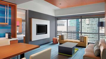 Breezy, Suite, 1 Katil Raja (King) | Peti besi dalam bilik, meja, seterika/papan seterika