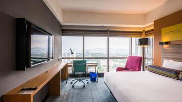 Breezy, Suite, 1 King Bed, Non Smoking