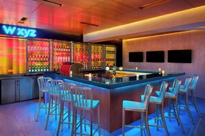 Melayani makan siang, makan malam, dan happy hour