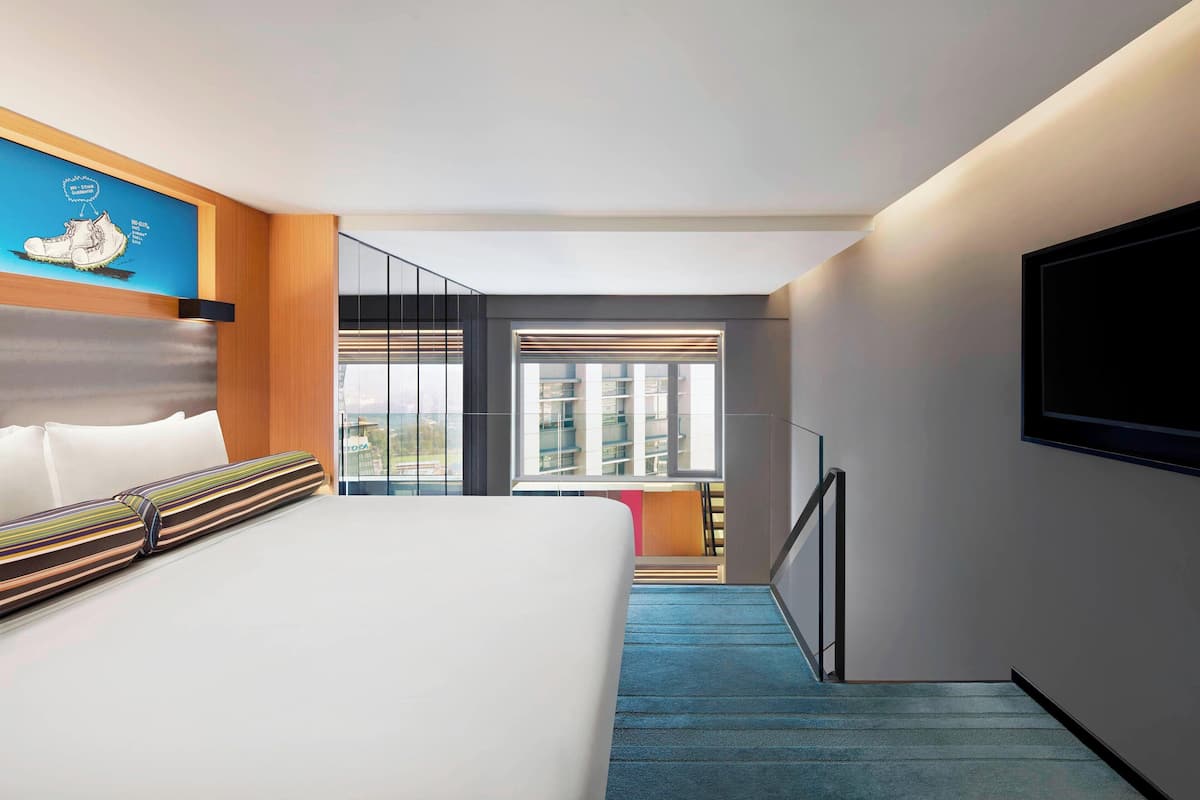 Suite, 1 King Bed with Sofa bed, Non Smoking