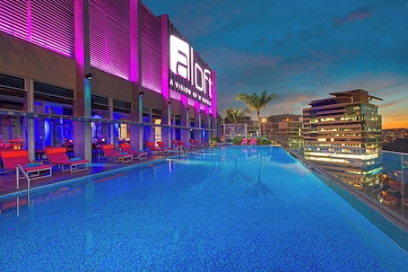 Una piscina al aire libre (de 06:00 a 23:00), sombrillas, tumbonas. Aloft Kuala Lumpur Sentral