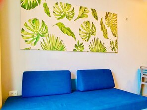 Apartament familiar | Sala d'estar | Televisor de 32 polzades amb canals per cable 