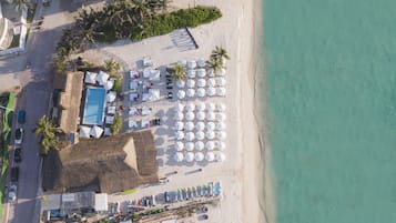 Playa en los alrededores, camas de playa (con cargo) y camastros