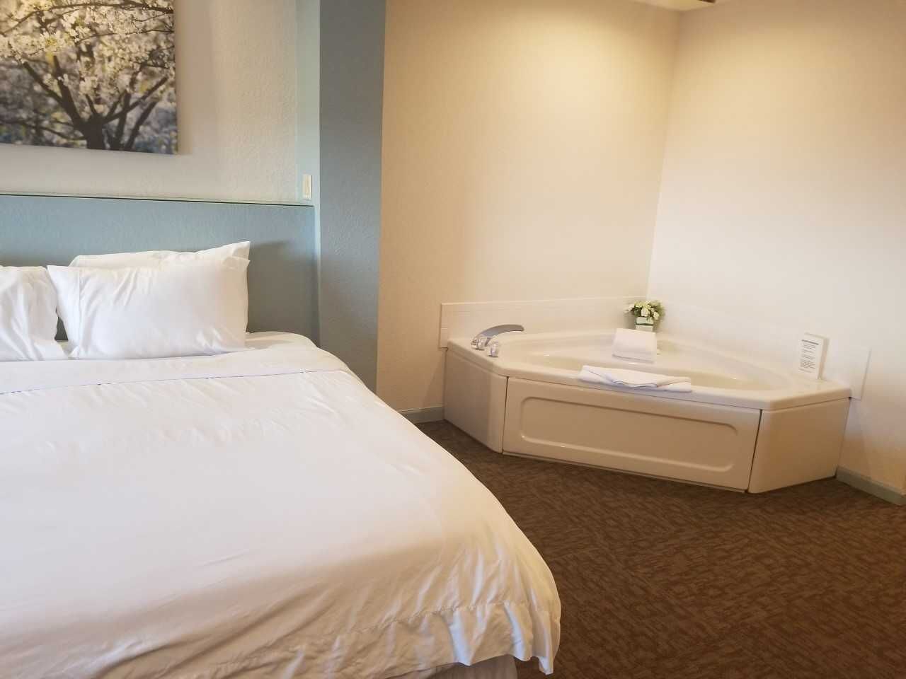 deluxe room, 1 king bed, jetted tub | premium bedding, individually decorated, individually furnished
