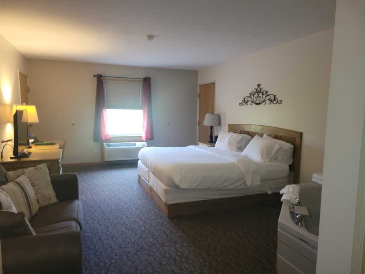 Deluxe Room, 1 King Bed, Jetted Tub | Premium bedding, individually decorated, individually furnished