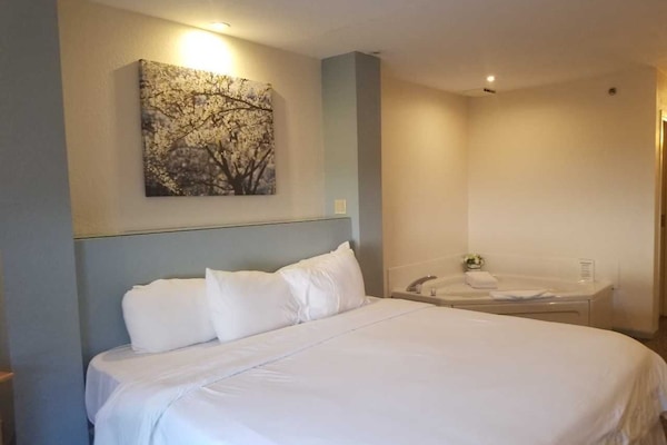 Deluxe Room, 1 King Bed, Jetted Tub | Premium bedding, iron/ironing board (on request), WiFi (free)