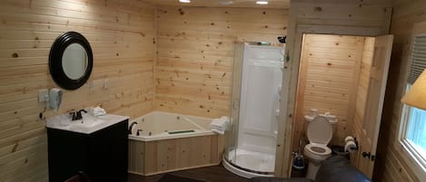 Deluxe Cabin, 1 Bedroom | Bathroom | Free toiletries, hair dryer, towels