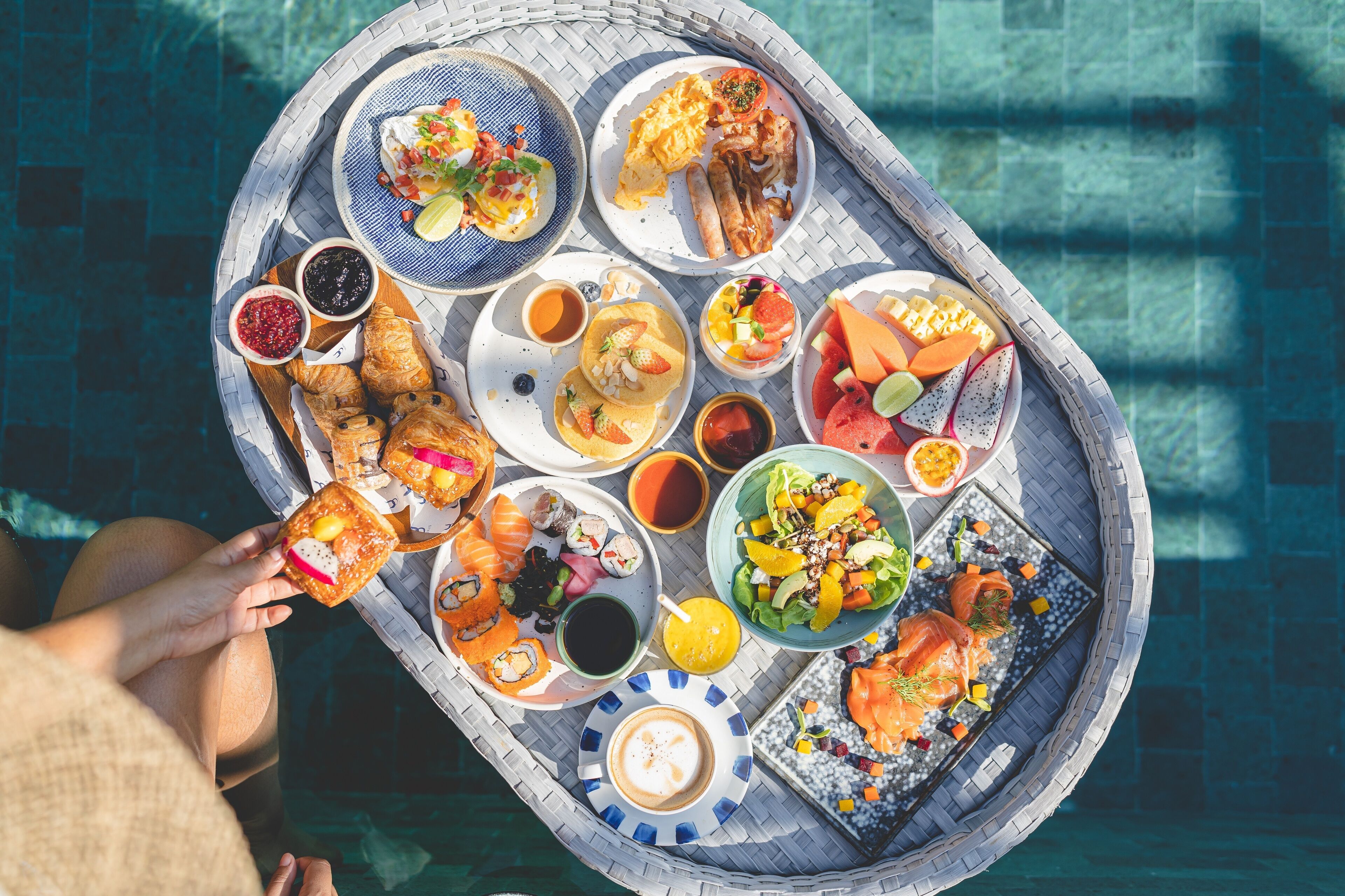 Una bandeja redonda con diversos platos y bebidas, probablemente para una comida o bufé.