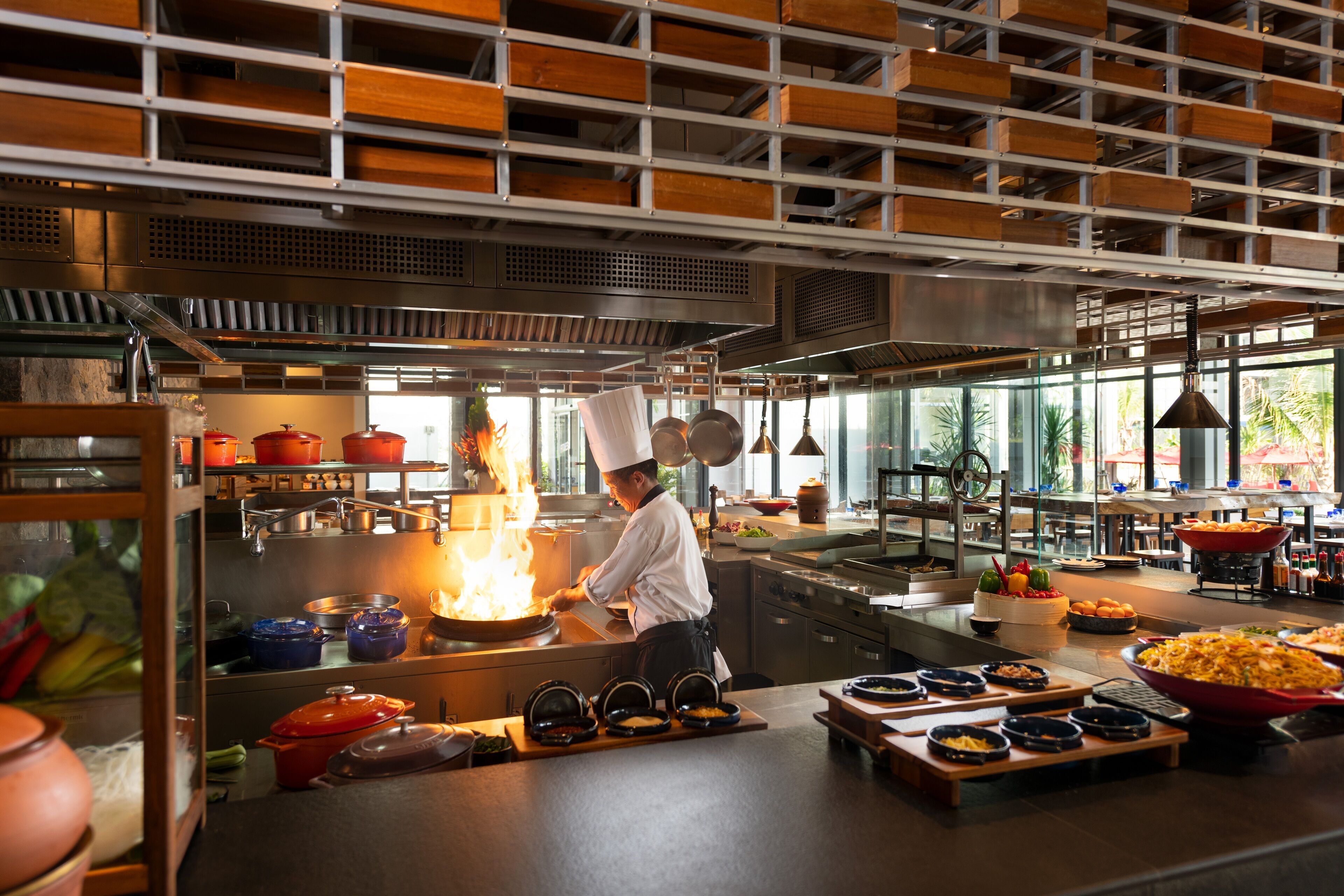 Serveert ontbijt, internationale gerechten, uitzicht op het zwembad 