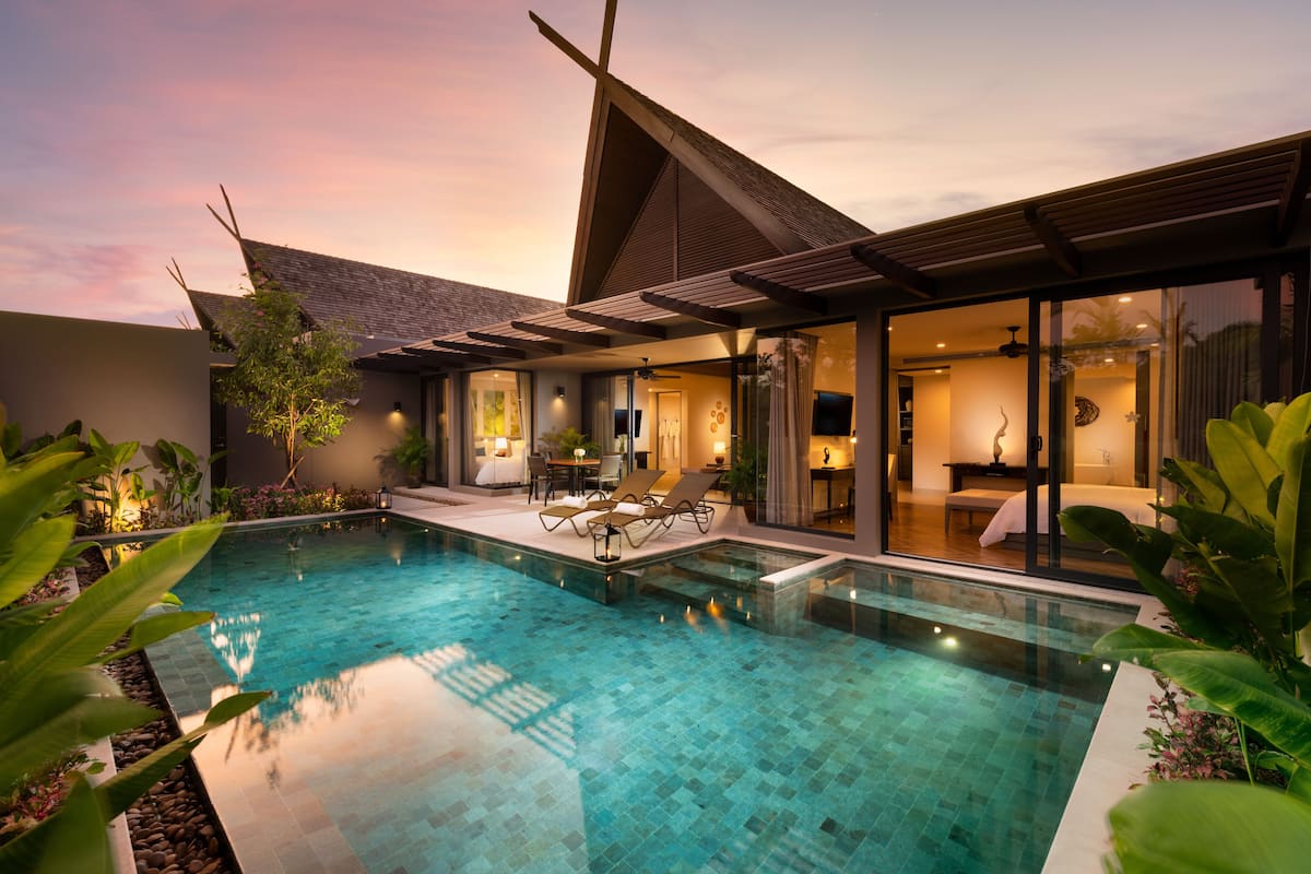 Une maison moderne dotée d’une piscine, d’un patio couvert et d’une chambre avec une grande fenêtre.