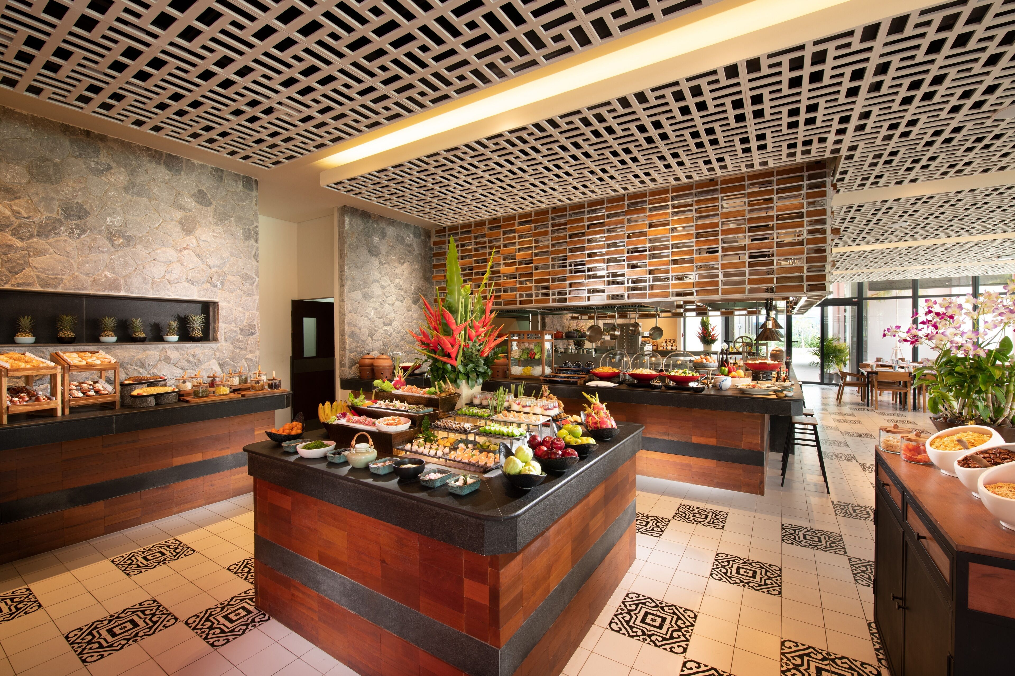 Un'area buffet con diversi cibi e un elemento decorativo al centro.