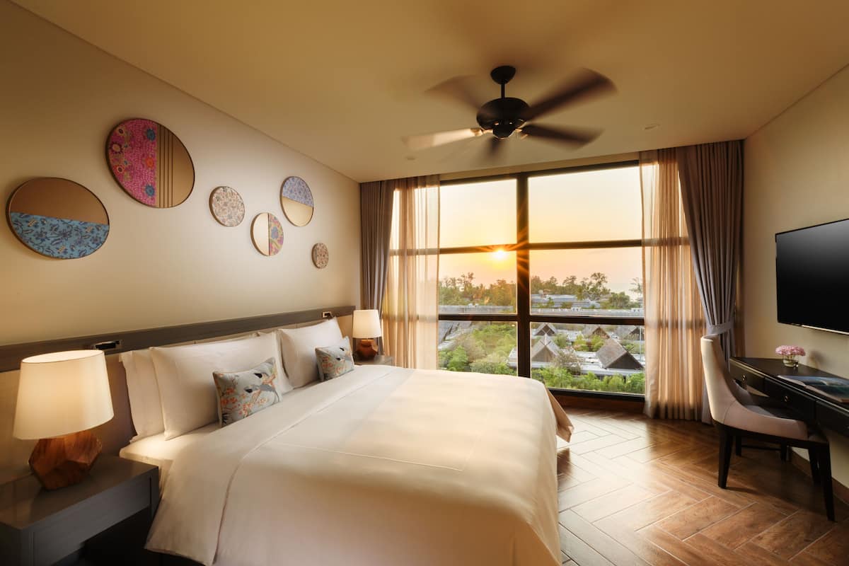 2 Bedroom Family Suite | 1 bedroom, in-room safe, desk, laptop workspace