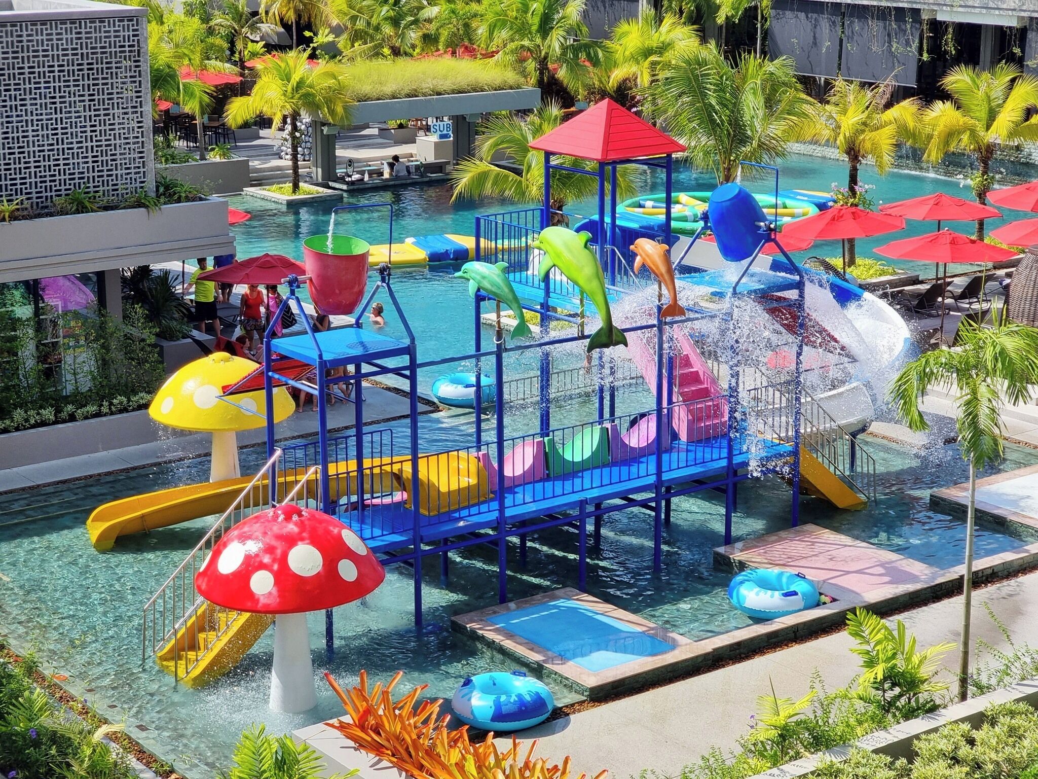 Parque acuático con toboganes, piscinas y zona de juegos.