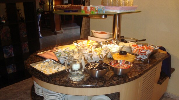 Un aparador de buffet amb diversos plats i condiments.