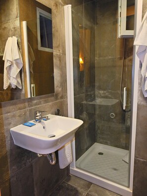 Free toiletries, towels - Hostal Bonavista (Calella)