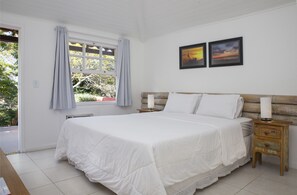 Minibar, caja de seguridad en la habitación y escritorio 