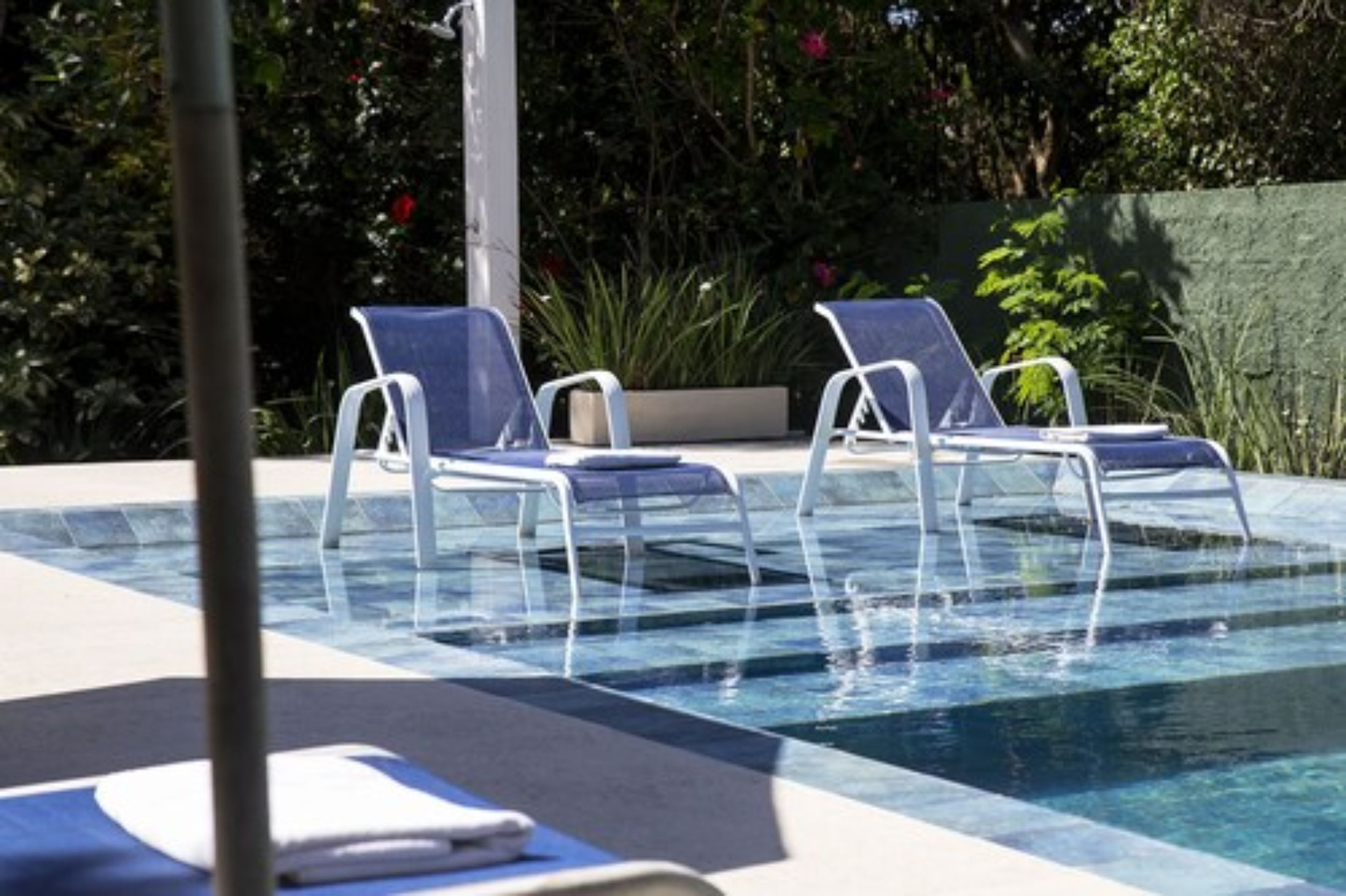 حمّام سباحة خارجي، مقاعد للتشمس