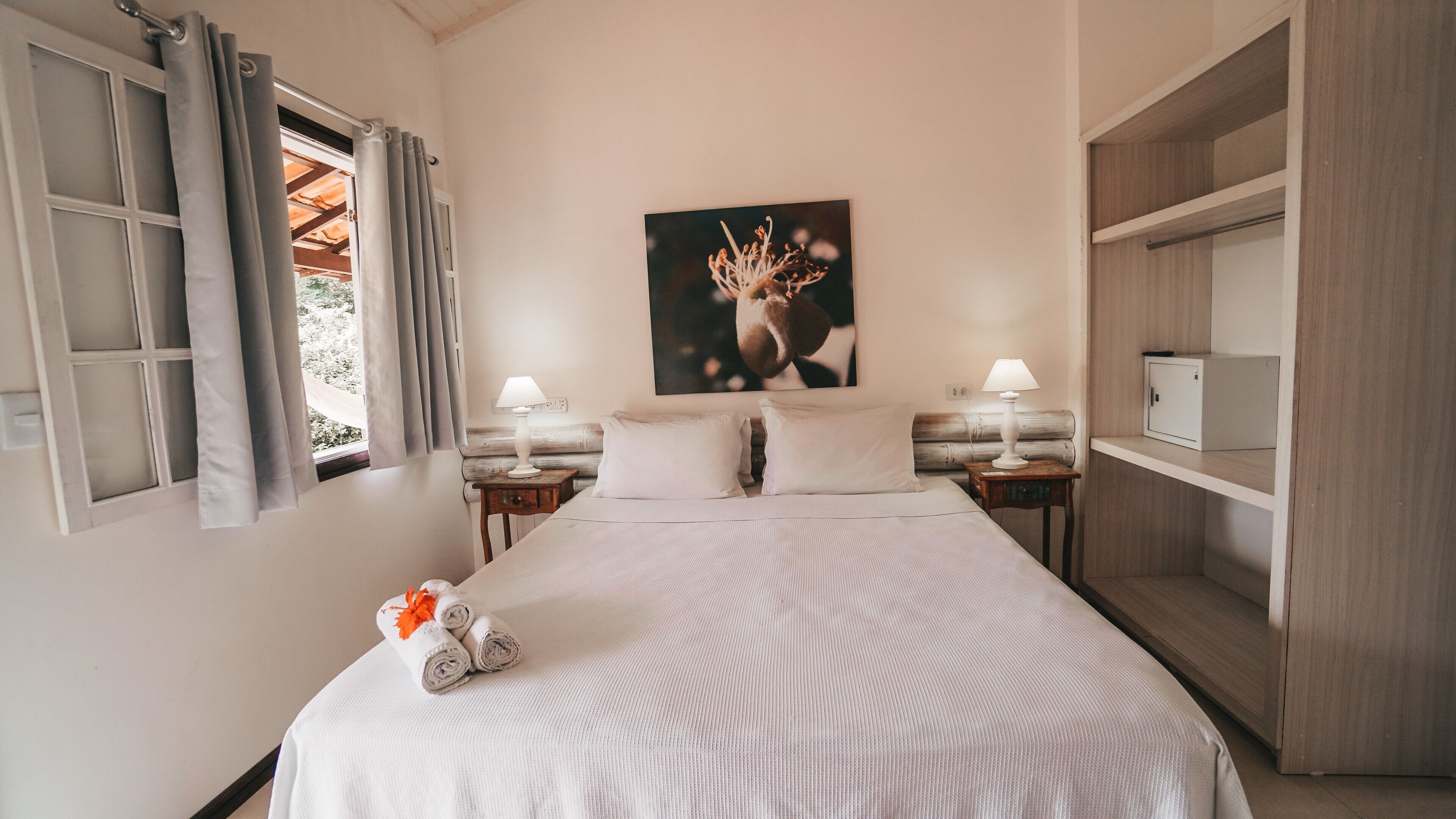 高级双人房 | 迷你吧、客房内保险箱、办公桌、遮光窗帘