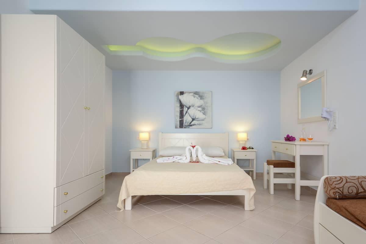 Superior Studio | Soundproofing, iron/ironing board, free cribs/infant beds, free WiFi