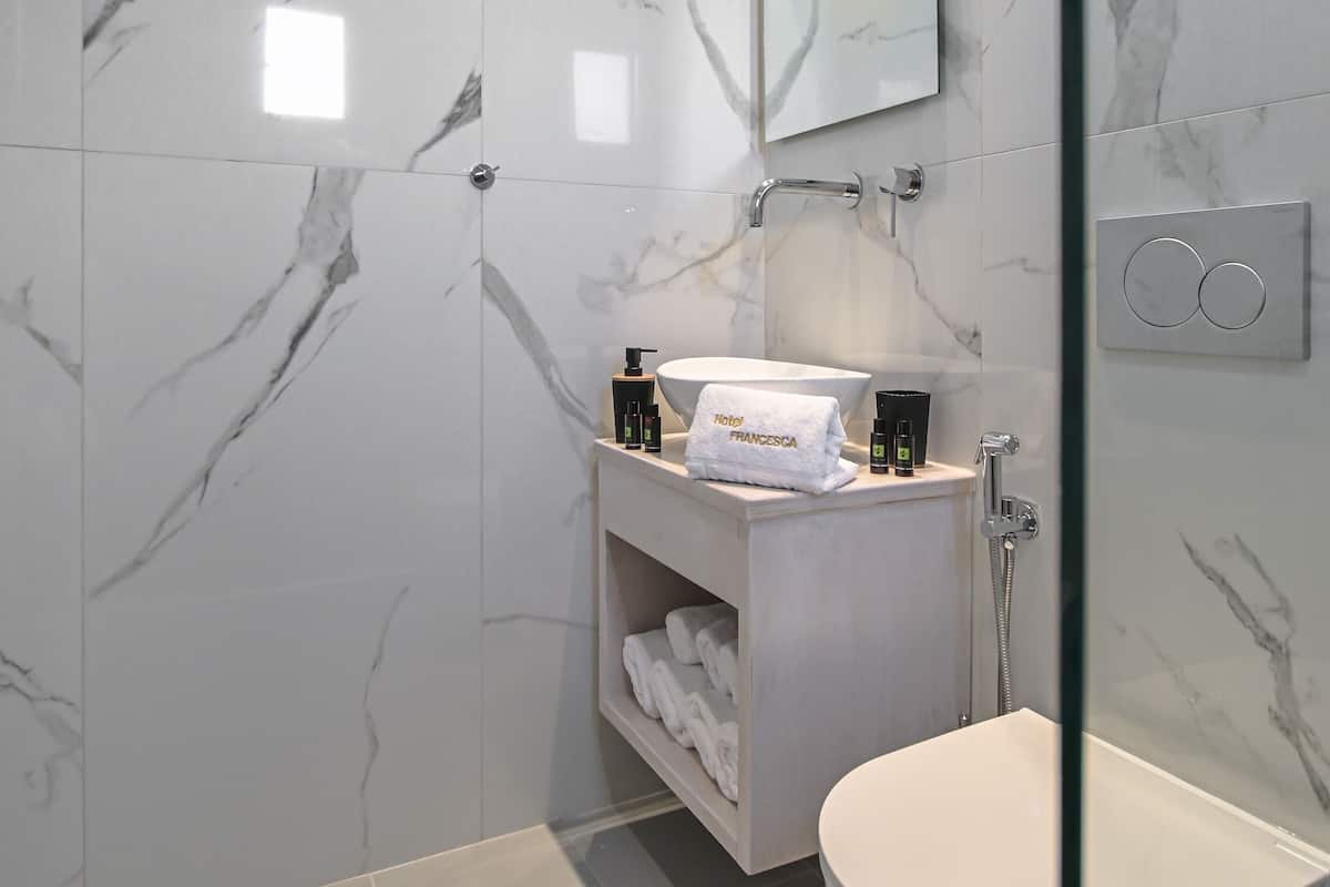 studio (triple) | bathroom | shower, free toiletries, hair dryer, bidet