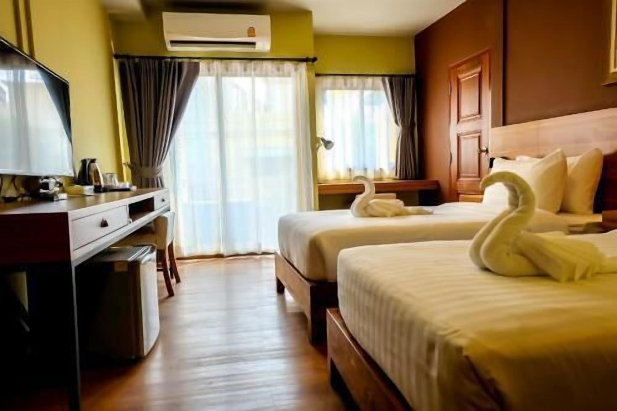 Surmatelas, minibar, coffres-forts dans les chambres, bureau