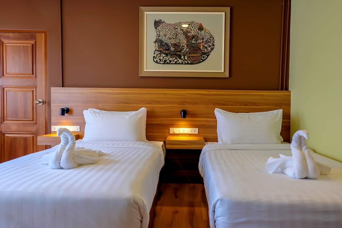 Deluxe Twin Room | Tilam berlapik, bar mini, peti besi dalam bilik, meja
