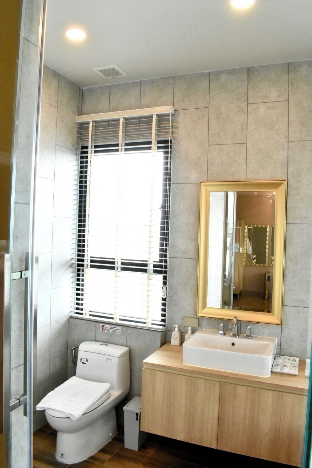 Chambre Double Deluxe, 1 très grand lit | Salle de bain | Douche, douche à « effet pluie », articles de toilette gratuits