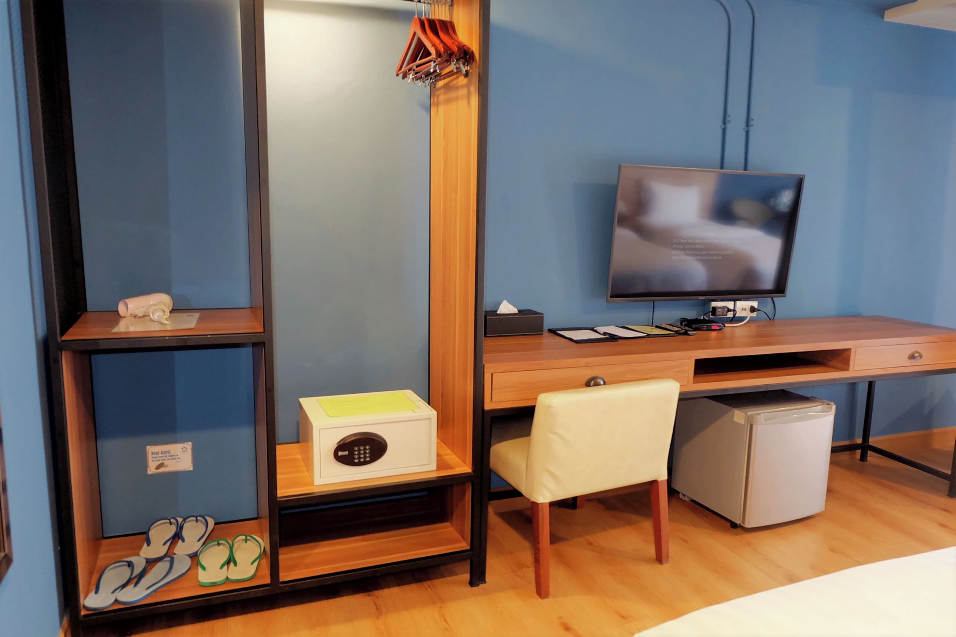 classic triple room, 3 single beds | 1 bedroom, pillow-top beds, minibar, in-room safe