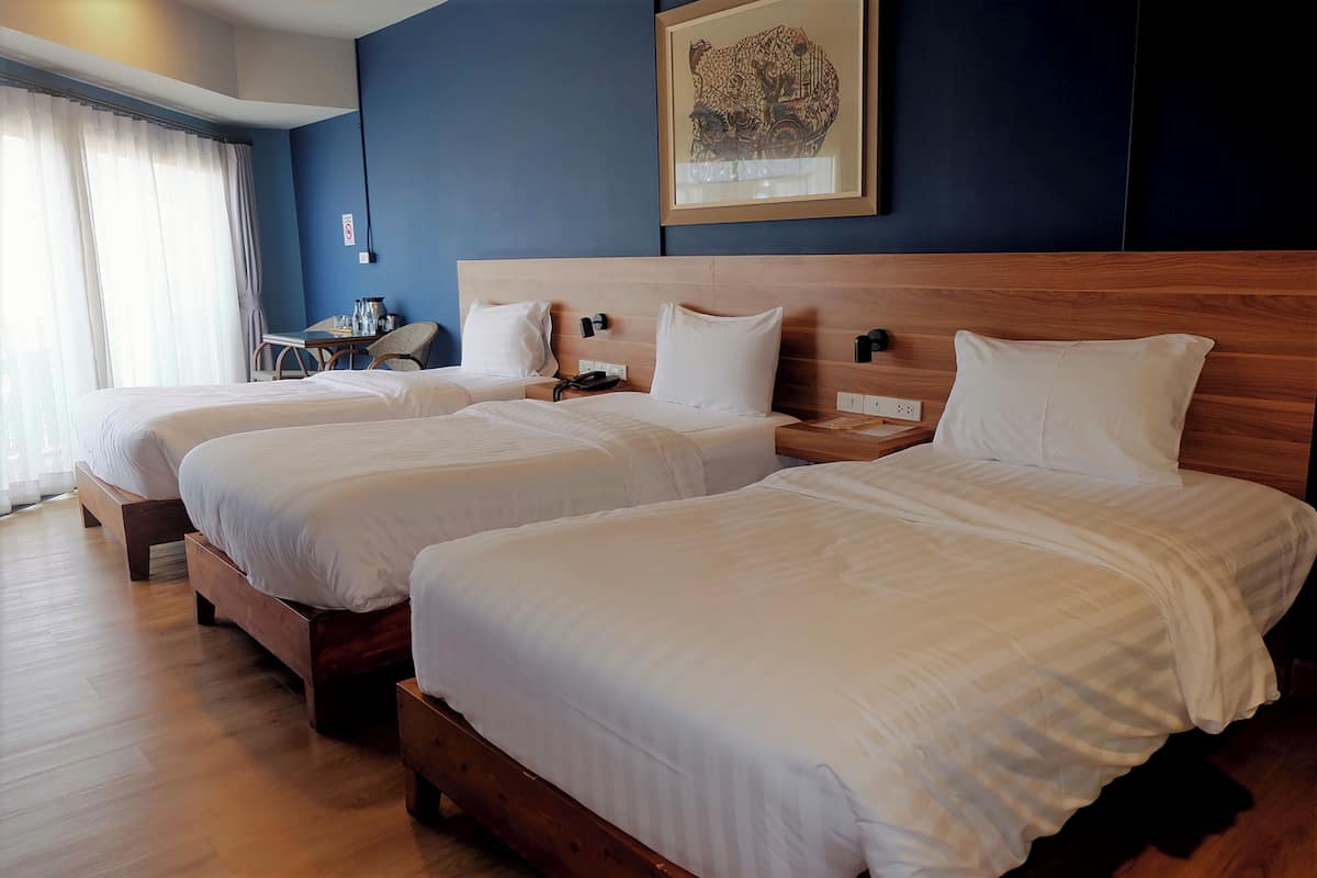 Classic Triple Room, 3 Katil Bujang (Single) | Tilam berlapik, bar mini, peti besi dalam bilik, meja 