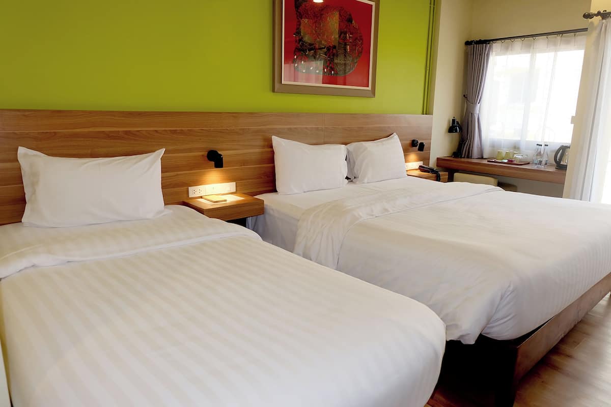 Deluxe Triple Room | Tilam berlapik, bar mini, peti besi dalam bilik, meja 