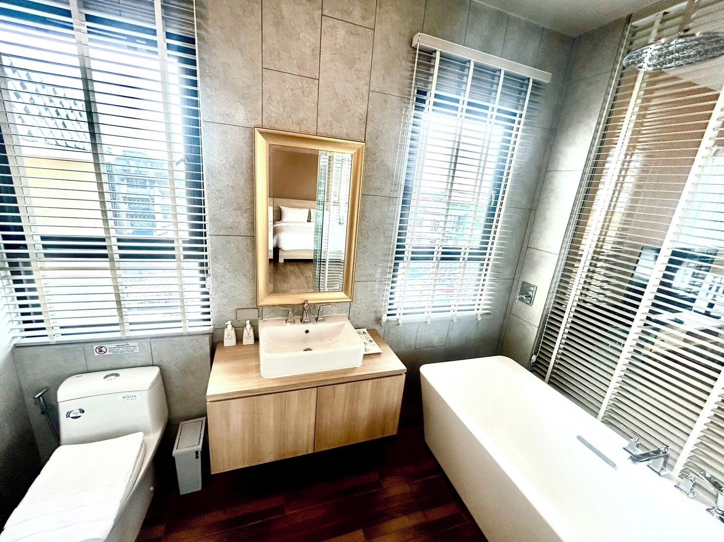 Deluxe-Doppelzimmer, 1 King-Bett | Badezimmer | Dusche, Regendusche, kostenlose Toilettenartikel, Haartrockner
