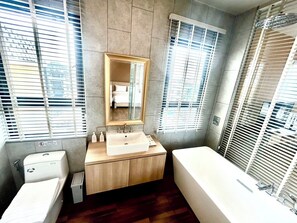 Deluxe Double Room, 1 King Bed | Bathroom - Siri Oriental Bangkok Hotel (Bangkok)