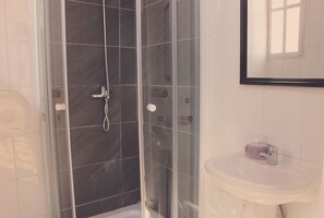 Standard Room Exterior Bathroom | Bathroom | Shower, hair dryer, towels