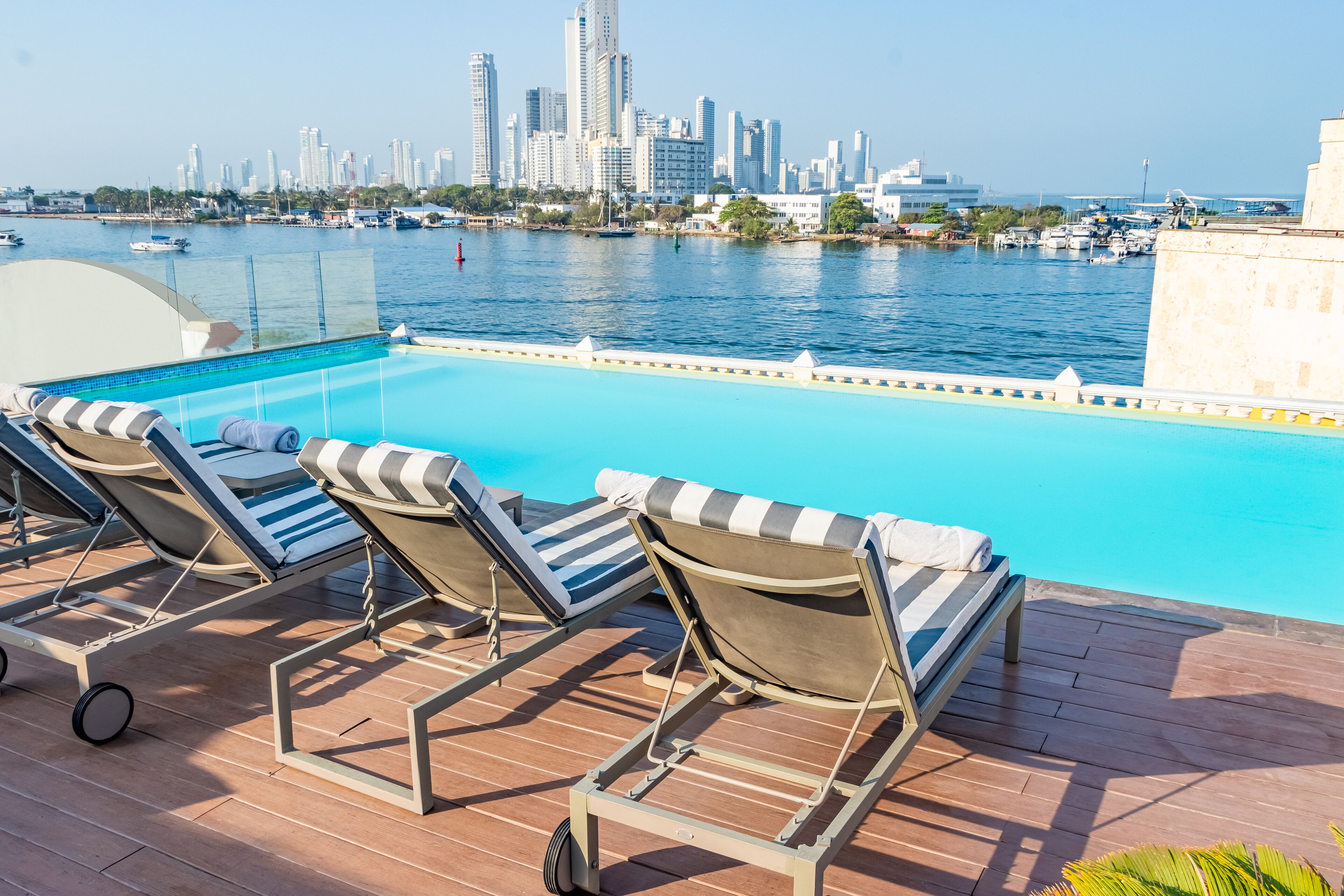 Utendørsbasseng, bassengparasoller og solsenger