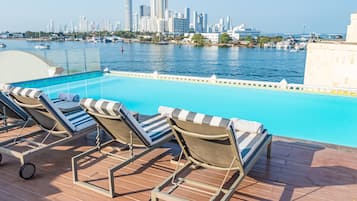 Utendørsbasseng, bassengparasoller og solsenger