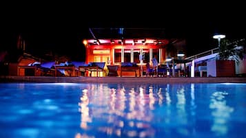 Poolside bar