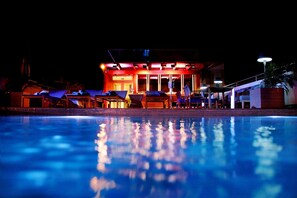 Bar junto a la piscina