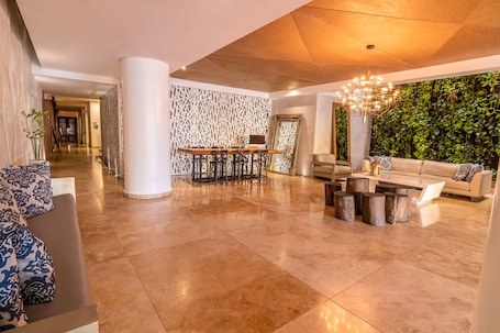 Sala de estar en el lobby. GHL Arsenal Hotel