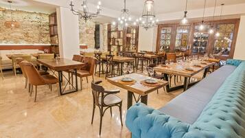 Frokost, lunsj og middag serveres