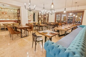 Frokost, lunsj og middag serveres