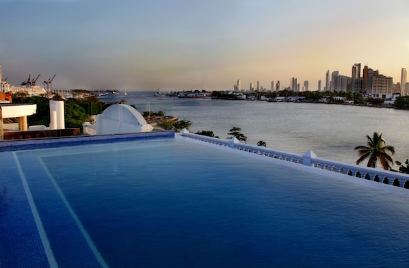 Outdoor pool, pool umbrellas, sun loungers - GHL Arsenal Hotel (Cartagena)