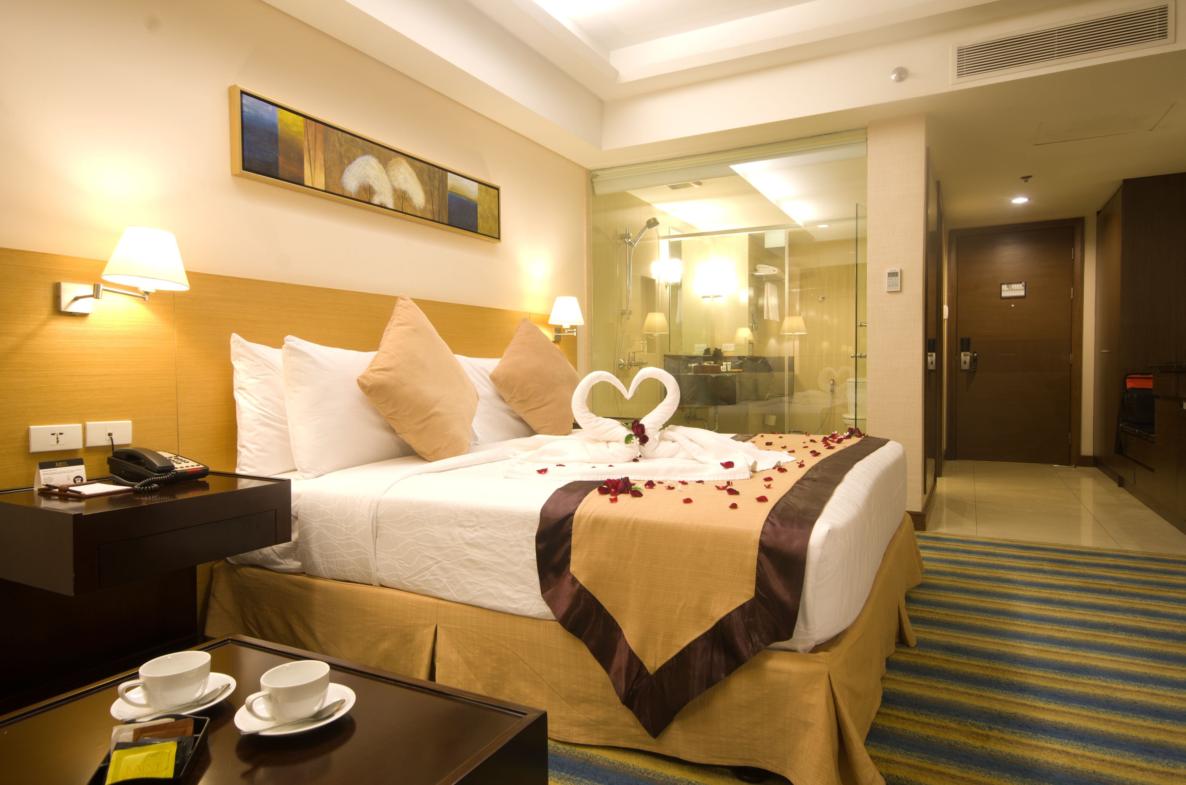 1 bedroom, premium bedding, down duvets, minibar