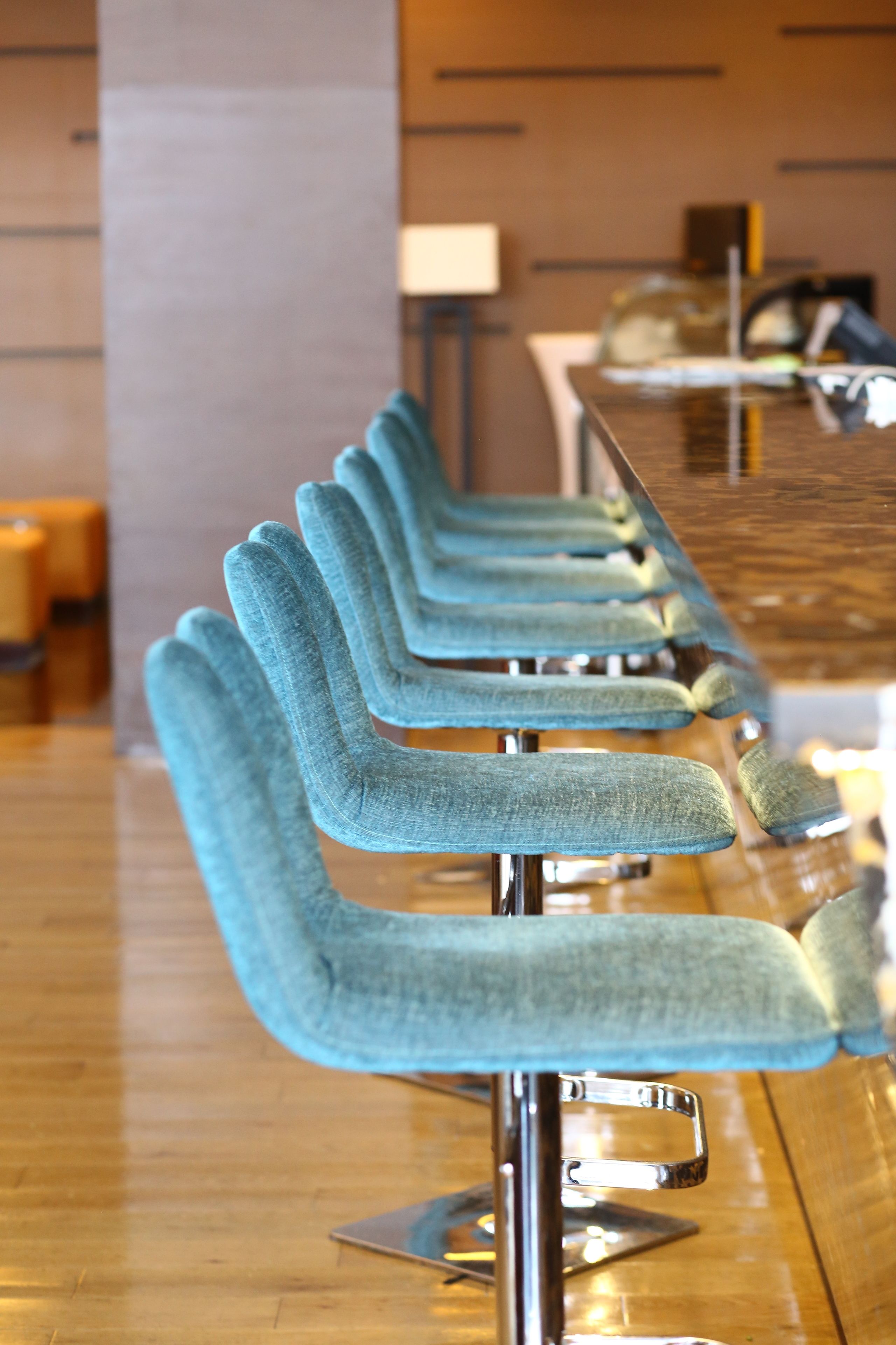 serves breakfast, lunch and dinner