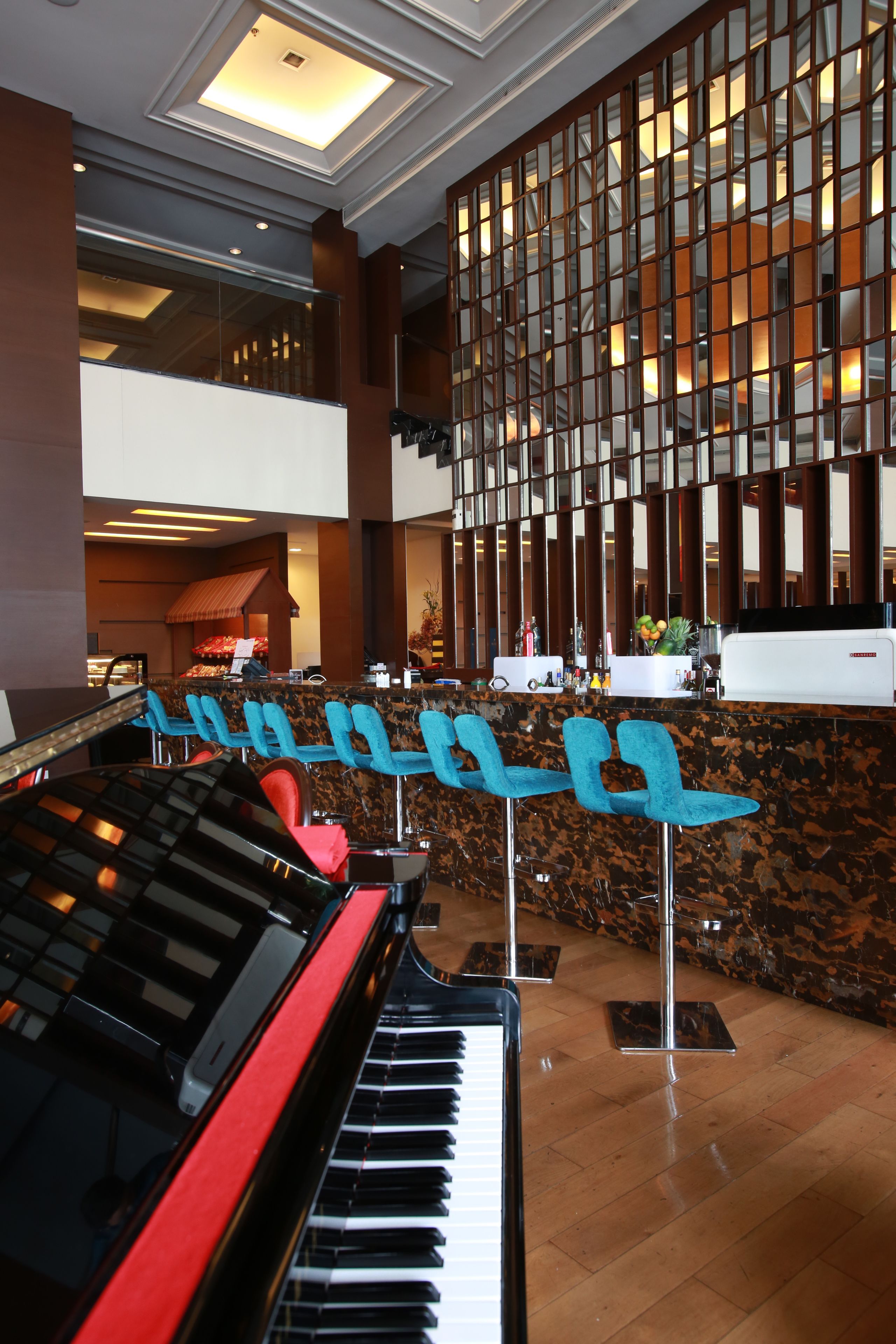 serves breakfast, lunch and dinner