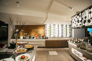 Déjeuner, dîner et souper servis sur place
