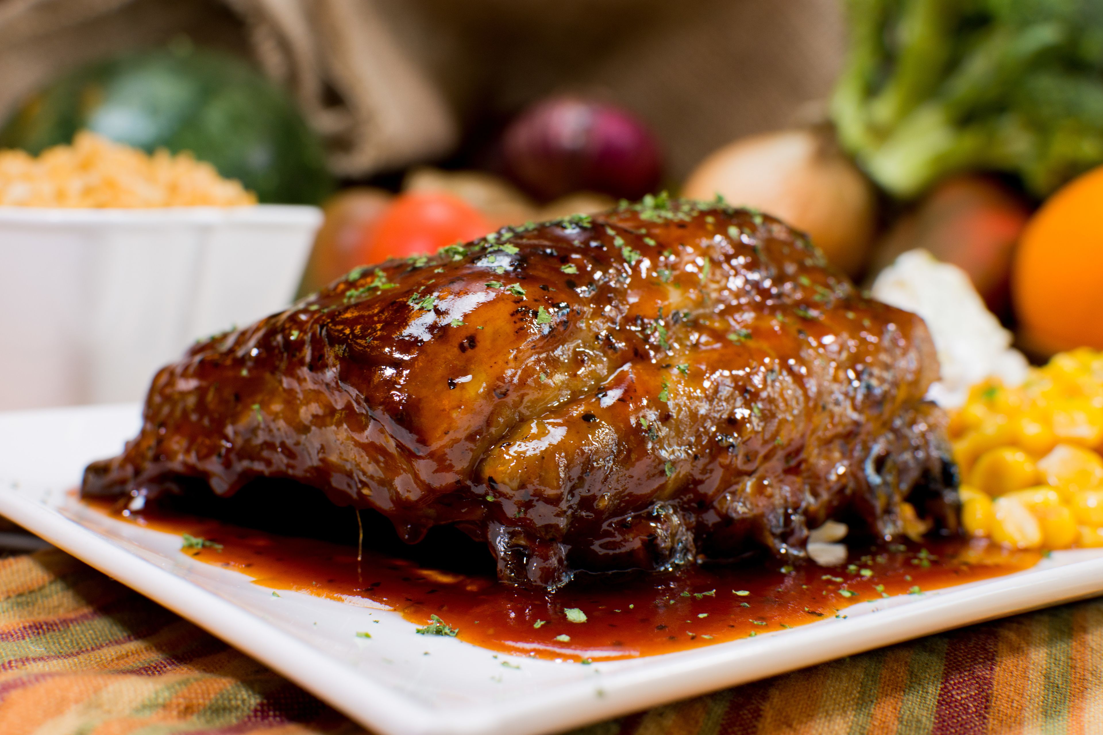 Un plato de carne glaseada con verduras.