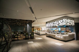 Breakfast, lunch, dinner served; local and international cuisine 